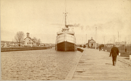 Steamboat leaving Weitzel Lock