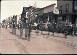 (016-011) Blurry Photo of Ontonagon Labor Day Parade