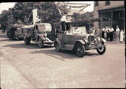 (127-014) Floats in the Ontonagon 1944 Fourth of July Parade (1 of 2)